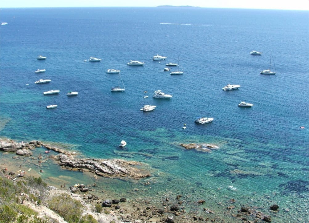 Boote auf dem Toten Meer an einem sonnigen Tag, kristallblaues Wasser.