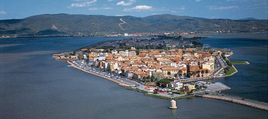 Veduta aerea della città di Orbetello circondata dalla laguna.