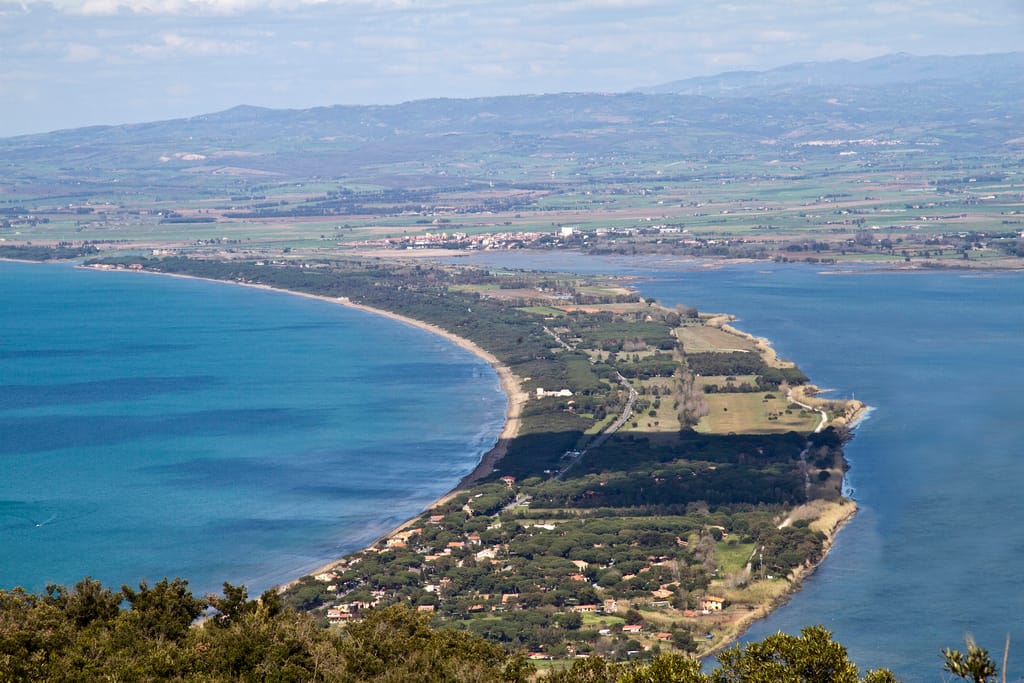 Luftaufnahme des Giannella-Strandes mit Meer und Landschaft.
