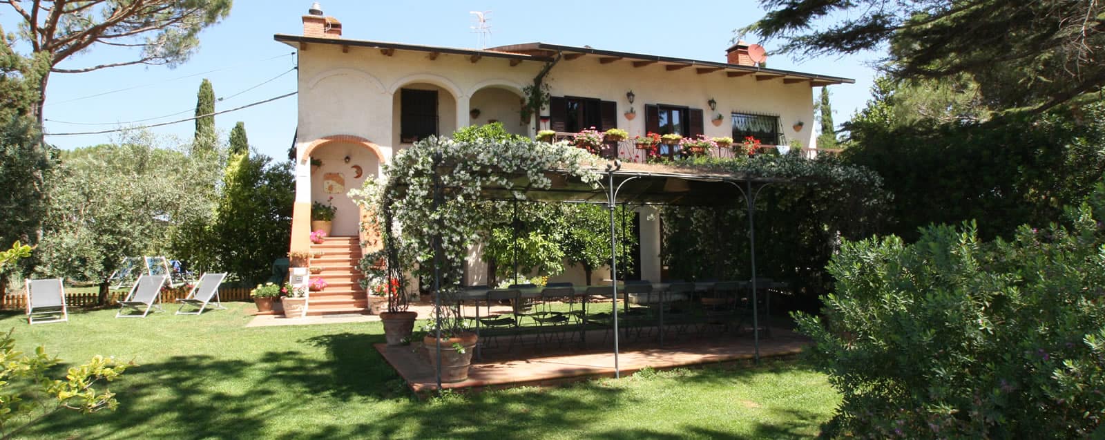 Bauernhaus im Freien mit Blick auf den Garten