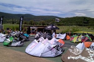 Zajęcia sportowe na świeżym powietrzu z kolorowymi paralotniami i górami.