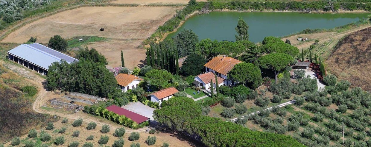 Widok z góry na Agriturismo Peretti w okolicy Orbetello, w toskańskiej Maremminie